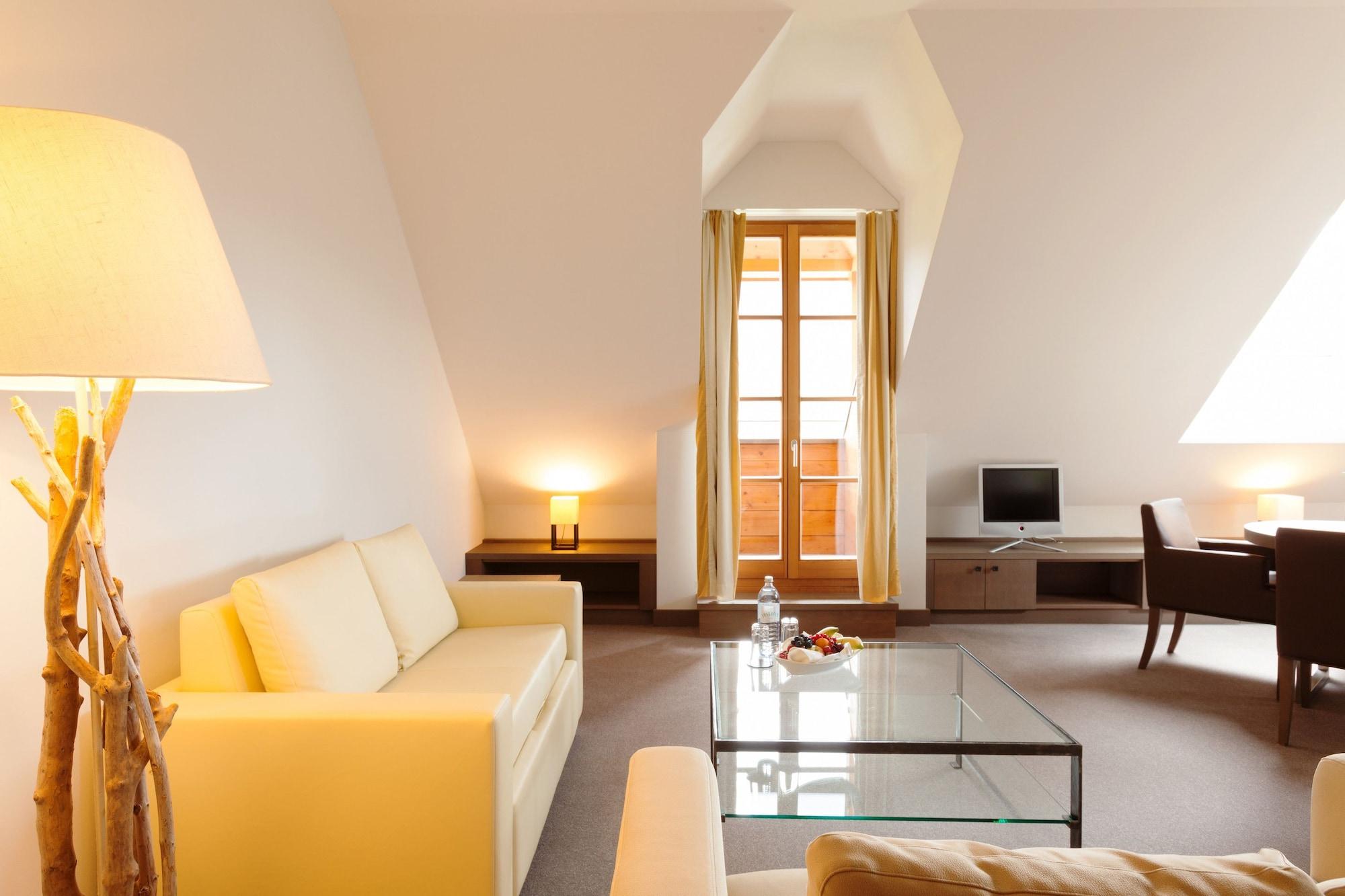 Schlosshotel Kitzbuehel A-Rosa Collection Exterior photo A suite at the Hotel de la Paix