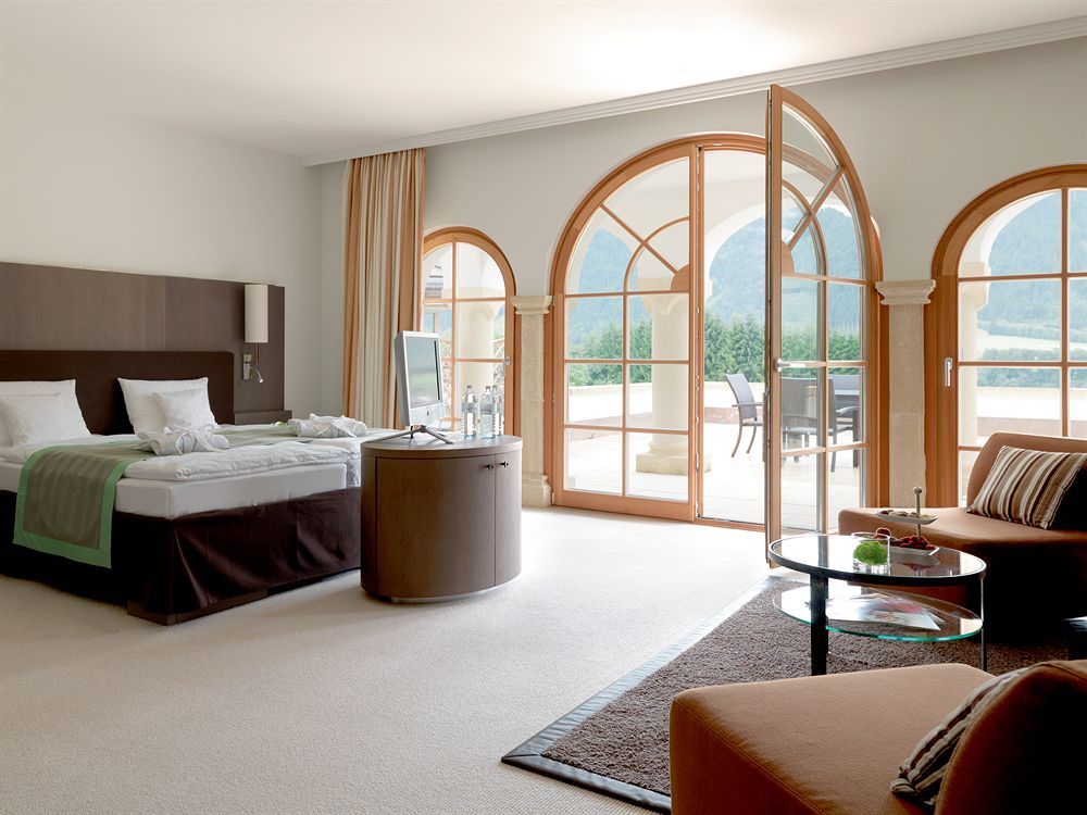 Schlosshotel Kitzbuehel A-Rosa Collection Exterior photo A room at the Hotel Axelmannstein