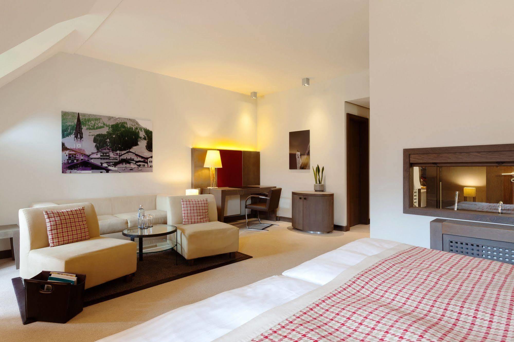 Schlosshotel Kitzbuehel A-Rosa Collection Exterior photo A room at the Hotel de la Tour